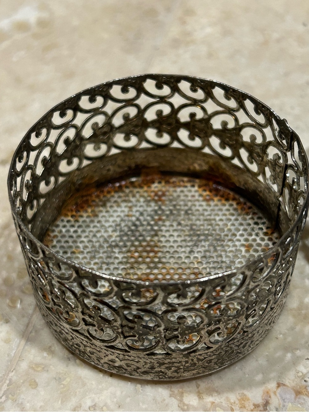 vintage silver-plated trinket box featuring a detailed filigree mesh design - Picture 7 of 10